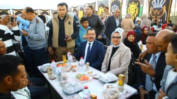 موجز أخبار الوادي الجديد.. المحافظ تشارك أهالي قرية ذخيرة الإفطار الرمضاني وتتفقد المجمع الحرفي بقرية مرزوق بمركز بلاط موجز أخبار الوادي الجديد.. المحافظ تشارك أهالي قرية ذخيرة الإفطار الرمضاني وتتفقد المجمع الحرفي بقرية مرزوق بمركز بلاط