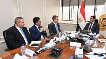 وزير الصناعة يبحث مع البنك الدولي ومؤسسة التمويل دعم المشروعات الصناعية وتعزيز التحول للاقتصاد الأخضر