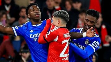 تغطية الفم بين التهرب والمسؤولية.. كيف يواجه الفيفا العنصرية بعد واقعة فينيسيوس وبريستياني؟