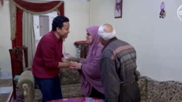 ده كتير علينا أوي.. سامح حسين يهدي الحاج رمضان وزوجته عمرة و100 ألف جنيه