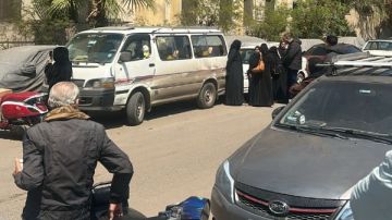 لحظة وصول جثمان الفنانة فاطمة كشري أشهر كومبارس في السينما تمهيدا لتشييعها.. فيديو