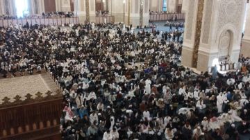 أجواء إيمانية مبهجة.. آلاف المصلين يؤدون صلاة العيد بمسجد مصر الكبير أجواء إيمانية مبهجة.. آلاف المصلين يؤدون صلاة العيد بمسجد مصر الكبير