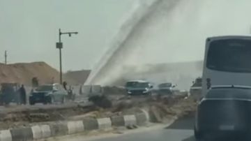 المياه وصلت السماء.. انفجار خط مياه يعطل حركة المرور بطريق الواحات المياه وصلت السماء.. انفجار خط مياه يعطل حركة المرور بطريق الواحات