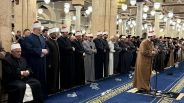 نفحات ليلة القدر.. أئمة قبلة الجامع الأزهر يؤدون صلاة التراويح في ليلة 27 رمضان