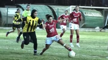 عقب فوز الأهلي بـ 10 أهداف ..حكم مباراة فريق الكرة سيدات يلغي مباراته أمام الطيران