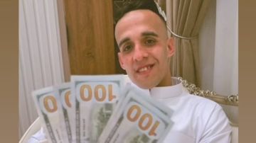 عيدية بالدولار.. ناصر منسي يحتفل مع زوجته بعيد الفطر المبارك