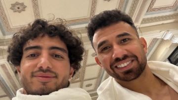 محمد هاني يؤدي العمرة رفقة تريزيجية محمد هاني يؤدي العمرة رفقة تريزيجية