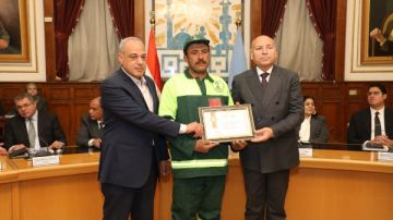 تقديرا لأمانته.. محافظ القاهرة يكرم عامل نظافة