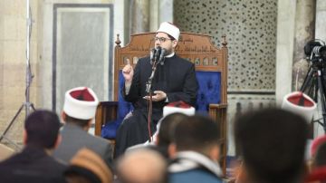 درس التراويح بالجامع الأزهر: رمضان مدرسة إيمانية يتعلم فيها المسلم معاني الإخلاص والتقوى