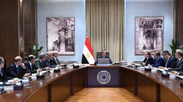 رئيس الوزراء يتابع تداعيات التصعيد العسكري بالمنطقة وتأثيراته في سلاسل الإمداد العالمية رئيس الوزراء يتابع تداعيات التصعيد العسكري بالمنطقة وتأثيراته في سلاسل الإمداد العالمية