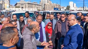 محافظ الإسكندرية من موقف سرفيس محطة مصر: مصلحة المواطن أولوية