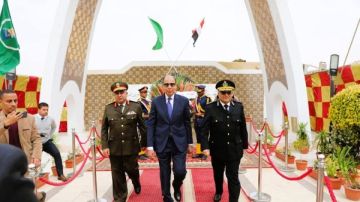 محافظ المنيا يستقبل المهنئين ويضع إكليلا من الزهور على النصب التذكارية.. صور