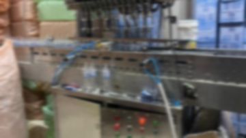 قبل بيعها بالأسواق.. ضبط مصنع لتعبئة المياه الطبيعية مجهولة المصدر