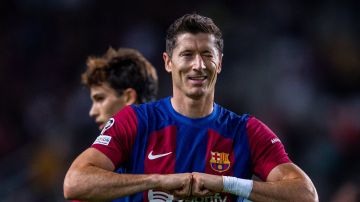 ليفاندوفسكي يؤجل حسم مستقبله.. واهتمام تركي يلاحقه