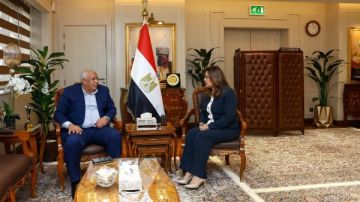 وزيرة التنمية المحلية تتابع مع محافظ مطروح عددا من الملفات الخدمية و تنفيذ المشروعات التنموية وزيرة التنمية المحلية تتابع مع محافظ مطروح عددا من الملفات الخدمية و تنفيذ المشروعات التنموية