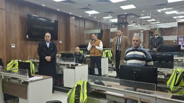 من مركز السيطرة.. محافظ القليوبية يتابع جهود شفط مياه الأمطار بالمراكز والمدن