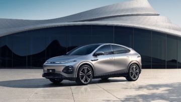 ميزة ركن السيارات من XPeng Motors الصينية تفاصيل