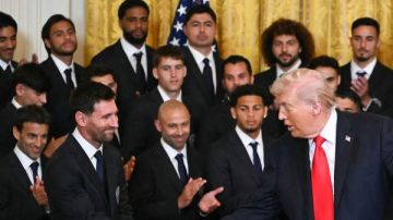 ميسي وإنتر ميامي يهديان ترامب كرة موقعة وقميصا برقم 47 ميسي وإنتر ميامي يهديان ترامب كرة موقعة وقميصا برقم 47