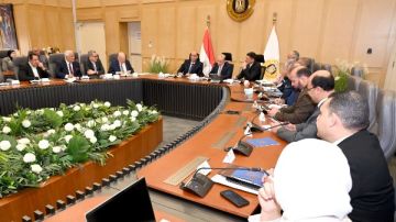 وزراء الاستثمار والصناعة والعمل يبحثون تعزيز تنافسية قطاع الملابس الجاهزة وزيادة الصادرات