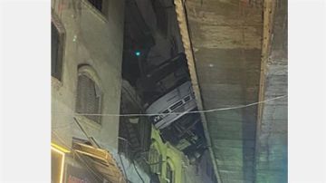 الأمن يدفع بمعدات لإنزال أتوبيس تعلق بين منزل دائري أحمد عرابي وعقار الأمن يدفع بمعدات لإنزال أتوبيس تعلق بين منزل دائري أحمد عرابي وعقار