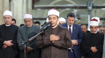 بتوجيهات شيخ الأزهر.. الطالب الحسين حسام 16 سنة يؤم آلاف المصلين بالجامع الأزهر
