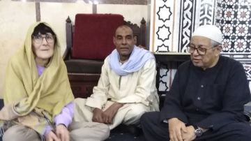 بعد 30 عاما من الارتباط بمواطن مصري .. فرنسية تعلن إسلامها في مسجد بالأقصر بعد 30 عاما من الارتباط بمواطن مصري .. فرنسية تعلن إسلامها في مسجد بالأقصر