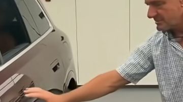 شاورلها تفتح.. أول أبواب سيارات تعمل بالإيماءات