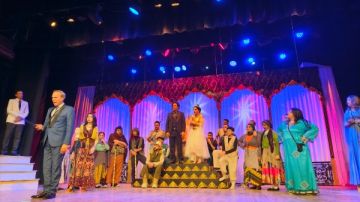 ابن الأصول .. حينما تقدم الدولة عروضا تجمع بين الكوميديا والاستعراض في صيغة فنية متكاملة ابن الأصول .. حينما تقدم الدولة عروضا تجمع بين الكوميديا والاستعراض في صيغة فنية متكاملة