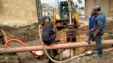 الانتهاء من إصلاح كسر بخط مياه الشرب بقرية الخادمية في كفر الشيخ صور