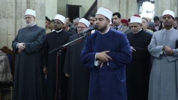 برواية شعبة عن عاصم الكوفي.. عمرو فاروق يؤم آلاف المصلين في الجامع الأزهر