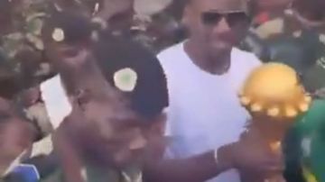 بعد قرار كاف مدرب السنغال يسلم كأس أمم أفريقيا للقوات المسلحة لتأمينها في داكار بعد قرار كاف مدرب السنغال يسلم كأس أمم أفريقيا للقوات المسلحة لتأمينها في داكار