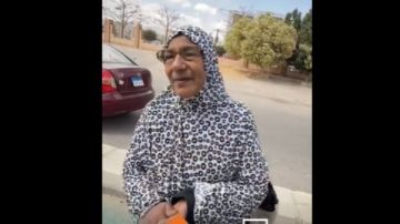 كنت شايلة هم الفطار.. حياة كريمة تهدي سيدة مسنة 30 ألف جنيه