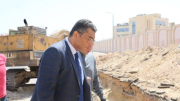 محافظ البحر الأحمر يناقش أولويات الخطة الاستثمارية للعام المالي 2026 2027