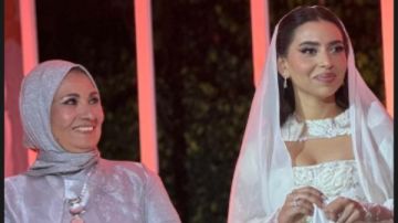 هبة قطب تتألق في عقد قران ابنتها بفستان أنيق.. صور