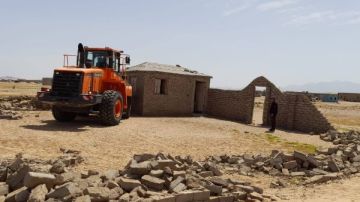 إزالة فورية لبناء مخالف على أطراف مدينة حلايب