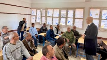 المعلمين على التختة ووزير التعليم بيشرح لهم ماذا حدث بإحدى مدارس قنا اليوم؟ صور المعلمين على التختة ووزير التعليم بيشرح لهم ماذا حدث بإحدى مدارس قنا اليوم؟ صور