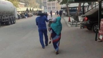 بين التعاطف والإهمال.. ممرض يحمل أسطوانة أكسجين لإنقاذ طفل بمستشفى أسيوط