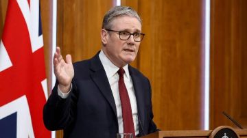 ستارمر و ترامب يبحثان هاتفيا سبل إعادة فتح مضيق هرمز