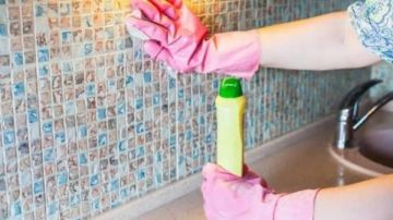 طرق تنظيف دهون حوائط المطبخ بسهولة.. وصفات منزلية فعالة للتخلص من أصعب البقع