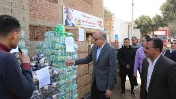 محافظ المنيا يتفقد مخزنا لتعبئة السلع الغذائية وقافلة تموينية بقرية بني عبيد محافظ المنيا يتفقد مخزنا لتعبئة السلع الغذائية وقافلة تموينية بقرية بني عبيد