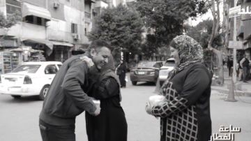 هدايا من مؤسسة أبو العينين.. ساعة الفطار يدخل الفرحة على سيدة عاملة