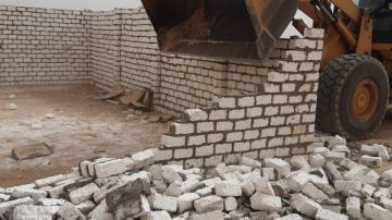 إزالة سور على مساحة 300 متر بقرية الكيمان بعطلة عيد الفطر في الأقصر إزالة سور على مساحة 300 متر بقرية الكيمان بعطلة عيد الفطر في الأقصر