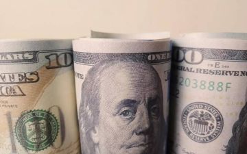 الدولار الأمريكي يحافظ على مكاسبه بعد ارتفاع معدل البطالة