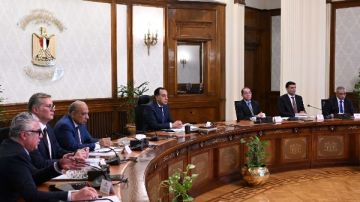 رئيس الوزراء يتابع موقف تنفيذ عدد من المشروعات بمنطقة قناة السويس رئيس الوزراء يتابع موقف تنفيذ عدد من المشروعات بمنطقة قناة السويس