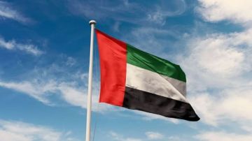 شظايا صاروخ إيراني تصيب واجهة مبنى وسط دبي شظايا صاروخ إيراني تصيب واجهة مبنى وسط دبي