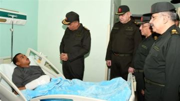 وزير الدفاع يزور عدد من المصابين بمجمع الجلاء الطبى للقوات المسلحة (صور)