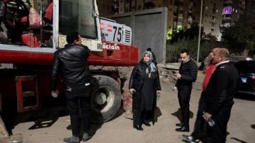 بتوجيهات من محافظ القاهرة .. وقف أعمال بناء مخالفة بعين شمس صور