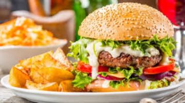 برجر منزلي مطور.. وصفة سهلة بطعم المطاعم وخطوات احترافية في البيت