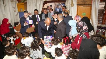بمناسبة العيد.. محافظ كفر الشيخ يوزع الهدايا على الأطفال الأيتام