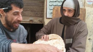 لابس جلابية.. مفتش تموين إيتاي البارود يتنكر لمراقبة بيع الخبز البلدي خارج منظومة الدعم